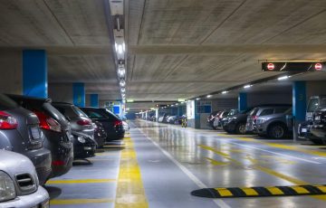 Jaki jest koszt wynajmu miejsca parkingowego w biurze w Chorzowie?